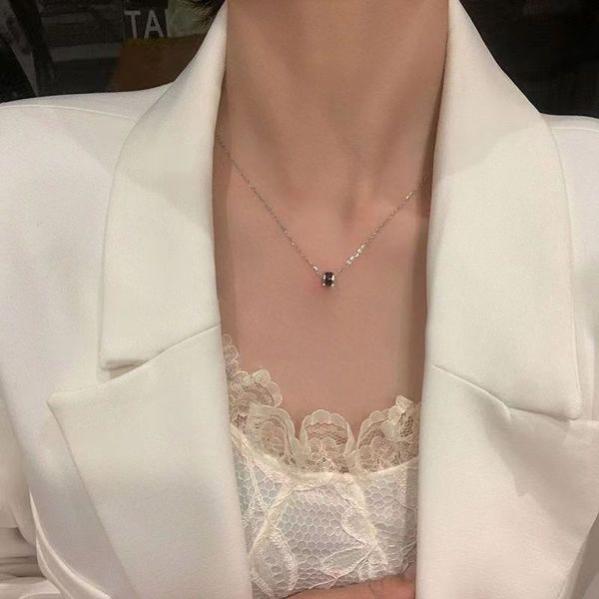 春季裙子与项链的优雅搭配